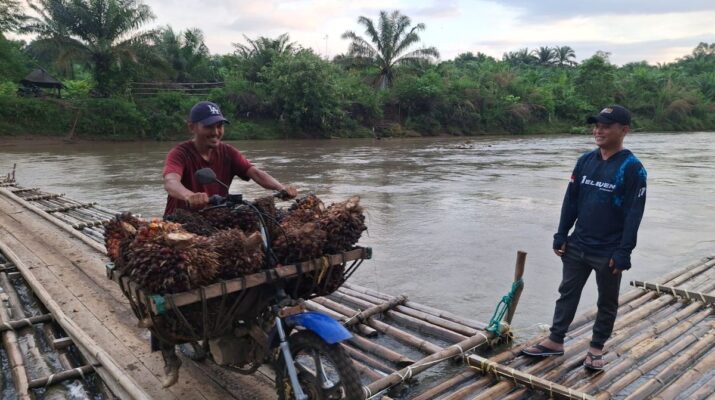 Warga Bengkulu Tengah Bangun Jembatan Bambu Secara Swadaya, Pengguna Dikenai Tarif untuk Biaya Perawatan
