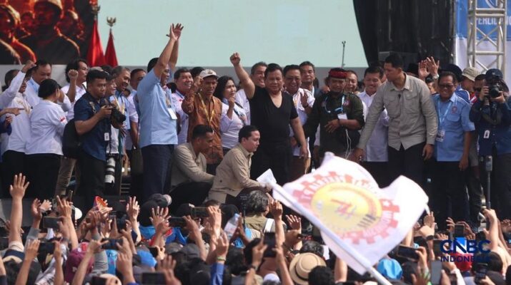 Momen Santai di May Day Fiesta 2026, Prabowo Tampil Akrab dan Enerjik Bersama Massa