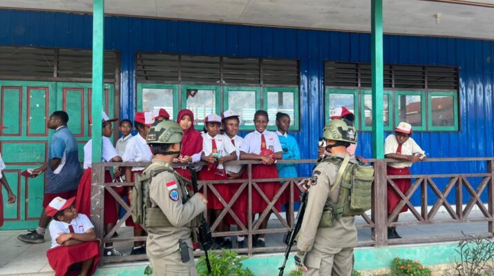 Satgas Ops Damai Cartenz Perkuat Pendekatan Humanis Lewat Patroli dan Kunjungan ke Sekolah