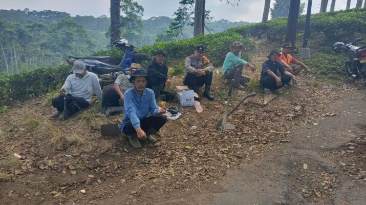Warga Kepahiang Gotong Royong Kumpulkan Rp 15 Juta, Perbaiki Jalan Rusak yang Dikeluhkan Selama Lima Tahun