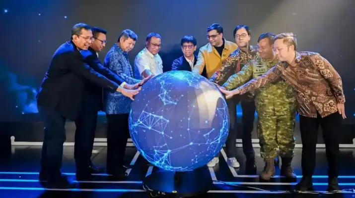 RAIA Grid Resmi Meluncur, Kolaborasi Baru untuk Memperkuat Infrastruktur Digital Indonesia Jakarta, 27 Agustus 2026 – RAIA Grid resmi diperkenalkan sebagai sebuah inisiatif kolaboratif yang diarahkan untuk memperkuat infrastruktur digital Indonesia. Kehadiran RAIA Grid membawa semangat kolaborasi lintas pihak dalam membangun fondasi digital yang mampu menjawab kebutuhan ekonomi dan teknologi di masa depan. Inisiatif ini hadir di tengah meningkatnya kebutuhan Indonesia terhadap infrastruktur digital yang andal. Pertumbuhan layanan berbasis kecerdasan buatan (AI), cloud computing, pusat data, serta berbagai layanan digital membuat kebutuhan terhadap konektivitas dan kapasitas infrastruktur terus meningkat. Kolaborasi Jadi Fondasi RAIA Grid RAIA Grid mengusung pendekatan kolaboratif dengan mempertemukan berbagai pemangku kepentingan dalam ekosistem infrastruktur digital. Model tersebut diharapkan dapat menciptakan sinergi dalam pengembangan jaringan, fasilitas digital, serta berbagai komponen pendukung yang dibutuhkan untuk memperkuat konektivitas nasional. Kolaborasi menjadi penting karena pembangunan infrastruktur digital tidak dapat dilakukan hanya oleh satu perusahaan. Diperlukan keterlibatan operator telekomunikasi, penyedia teknologi, pengelola pusat data, pemerintah, serta pelaku industri lainnya. Menjawab Pertumbuhan Kebutuhan Data Volume data yang dihasilkan masyarakat dan perusahaan terus meningkat. Aktivitas seperti transaksi digital, streaming, komputasi awan, hingga pemanfaatan AI membutuhkan kapasitas jaringan dan pusat data yang semakin besar. RAIA Grid diharapkan dapat menjadi bagian dari solusi untuk menghadapi kebutuhan tersebut. Infrastruktur yang kuat juga menjadi faktor penting untuk memastikan layanan digital dapat beroperasi dengan stabil dan memiliki tingkat keandalan yang tinggi. AI Mendorong Kebutuhan Infrastruktur Baru Perkembangan AI menjadi salah satu faktor yang membuat kebutuhan infrastruktur digital semakin kompleks. Model AI membutuhkan kemampuan komputasi besar dan akses terhadap data dalam jumlah tinggi. Kondisi tersebut mendorong kebutuhan terhadap pusat data, jaringan berkapasitas tinggi, serta sistem kelistrikan yang mampu mendukung beban komputasi. Indonesia memiliki peluang besar untuk mengembangkan ekosistem tersebut seiring pertumbuhan ekonomi digital dan meningkatnya investasi di sektor teknologi. Mendukung Transformasi Digital Nasional Kehadiran RAIA Grid diharapkan dapat mendukung agenda transformasi digital Indonesia. Infrastruktur yang memadai memungkinkan masyarakat dan pelaku usaha memperoleh akses terhadap layanan digital secara lebih cepat dan stabil. Bagi sektor bisnis, konektivitas yang kuat juga dapat membantu perusahaan mengembangkan layanan baru serta meningkatkan efisiensi operasional. Sementara bagi pemerintah, infrastruktur digital dapat mendukung pengembangan layanan publik berbasis teknologi. Perluasan Ekosistem Digital Pembangunan infrastruktur digital tidak hanya berkaitan dengan jaringan internet. Ekosistem tersebut mencakup pusat data, konektivitas antarwilayah, komputasi awan, keamanan siber, hingga sumber daya energi. Karena itu, pendekatan kolaboratif yang diusung RAIA Grid menjadi relevan dalam menghadapi kebutuhan digital yang semakin kompleks. Integrasi berbagai komponen tersebut dapat membantu menciptakan infrastruktur yang lebih efisien dan mampu berkembang mengikuti pertumbuhan kebutuhan pengguna. Membuka Peluang Ekonomi Baru Infrastruktur digital yang kuat juga berpotensi menciptakan peluang ekonomi baru. Kehadiran pusat data dan jaringan digital dapat menarik investasi sekaligus mendukung perkembangan perusahaan teknologi lokal. Pelaku usaha kecil dan menengah juga dapat memperoleh manfaat melalui akses yang lebih luas terhadap perdagangan elektronik, pembayaran digital, pemasaran daring, dan layanan berbasis cloud. Dengan demikian, pembangunan infrastruktur digital memiliki dampak yang lebih luas daripada sekadar meningkatkan kualitas koneksi internet. Menuju Masa Depan Digital Indonesia RAIA Grid hadir ketika Indonesia tengah mempercepat pembangunan ekonomi digital dan meningkatkan kapasitas teknologi nasional. Tantangan ke depan adalah memastikan pembangunan infrastruktur berlangsung merata, aman, efisien, serta mampu memenuhi kebutuhan jangka panjang. Aspek keamanan data dan ketahanan infrastruktur juga perlu menjadi perhatian seiring meningkatnya ketergantungan masyarakat terhadap layanan digital. Peluncuran RAIA Grid menandai langkah baru dalam penguatan ekosistem infrastruktur digital Indonesia. Dengan mengedepankan kolaborasi, inisiatif ini diharapkan dapat membantu membangun fondasi teknologi yang lebih tangguh sekaligus mendukung pertumbuhan AI, pusat data, konektivitas, dan ekonomi digital nasional.