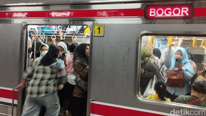 Pengurangan 17 Perjalanan KRL Bogor-Jakarta Dikeluhkan Penumpang, Gerbong Makin Padat
