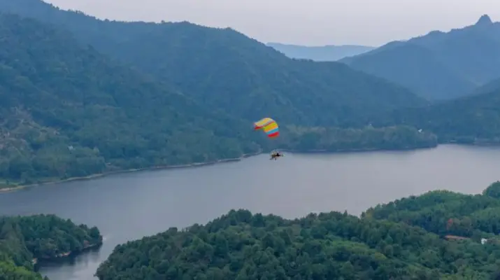 Wisata Udara Ketinggian Rendah di Yixian Tawarkan Pengalaman Baru Menikmati Panorama Alam China